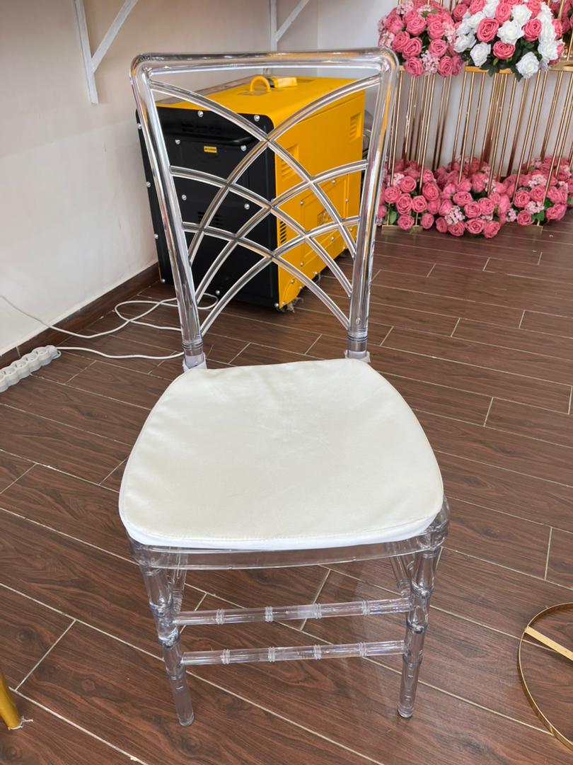 Chaise Tiffany en r�sine acrylique transparente avec coussin