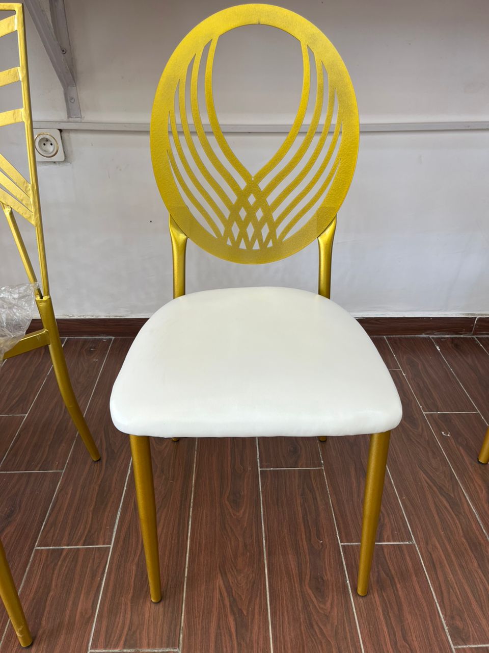 Chaise de banquet pour salle � manger  avec cadre en m�tal chrom� et dossier ajour� � motif rond